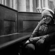 Kdyby to šlo, tak Lenka stráví celou mši pod lavicí, je tam totiž radiátor!