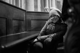 Kdyby to šlo, tak Lenka stráví celou mši pod lavicí, je tam totiž radiátor!