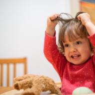 Chci se koupat! Podívejte se, jak mám mastný vlasy!