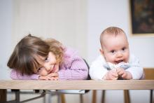 K pózování na stole jsme Verunku přemlouvat nemuseli