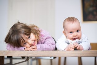 K pózování na stole jsme Verunku přemlouvat nemuseli