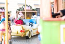 Verunka poprvé na kolotoči, museli jsme jí z něj odtrhávat