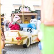 Verunka poprvé na kolotoči, museli jsme jí z něj odtrhávat