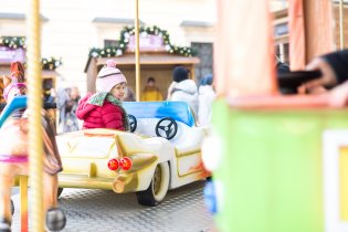 Verunka poprvé na kolotoči, museli jsme jí z něj odtrhávat