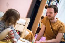 Návštěvy to u nás nemají jednoduché, musí malovat, malovat a po krátké pauze na ořezání pastelek zase malovat