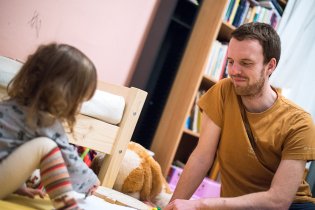 Návštěvy to u nás nemají jednoduché, musí malovat, malovat a po krátké pauze na ořezání pastelek zase malovat