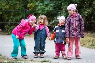Verunka si vyšla jen tak poklábosit se sousedkama