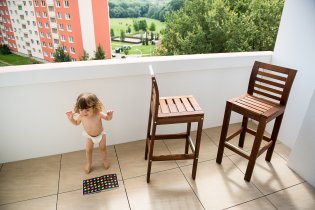 Hurá, Verunka konečně našla klidné místo, kam si může zalézt s knížkou