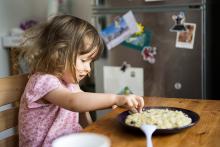 Verunka při vyhrabávání rozinek z kašičky neváhá riskovat i nějakou tu spáleninu