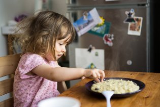 Verunka při vyhrabávání rozinek z kašičky neváhá riskovat i nějakou tu spáleninu