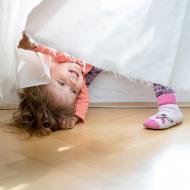 Dívka pod závěsem