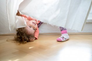 Dívka pod závěsem