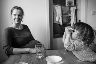 Musím to do sebe rychle naklopit, aby mi to návštěva nevypila