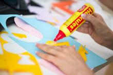 Lepidlo bohužel nějakou záhadou skončilo i na některých tělesných partiích Verunky