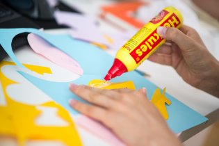 Lepidlo bohužel nějakou záhadou skončilo i na některých tělesných partiích Verunky