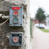 Které tlačítko byste zmáčkli, červené nebo zelené?