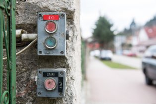 Které tlačítko byste zmáčkli, červené nebo zelené?