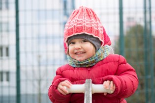 Verunka má radost, že jí přes zimu poporostly nožičky a konečně dosáhne na stupátka