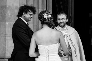 Vašek vypráví nevěstě  na uvolnění atmosféry vtipy o rozdílech mezi křesťanskými denominacemi