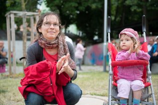 Tleskáme vystoupení sympatické písničkářky a šílené houslistky