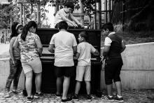 Piano na ulici zde samotou rozhodně netrpělo