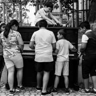 Piano na ulici zde samotou rozhodně netrpělo