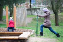 Jak typické - maminka se zabývá všelijakými moderními sporty a Verunka se musí houpat sama