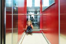 Máme nový výtah s obrovským zrcadlem a výhledem do mezipater!