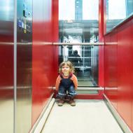 Máme nový výtah s obrovským zrcadlem a výhledem do mezipater!