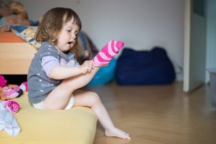 Dnes navlíknu na nožku tu růžovou ponožku