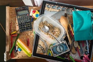 Verunčin pracovní stolek - solární kalkulačka pamatuje tatínkova gymnaziální léta a stále funguje!