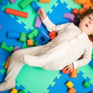 Verunka si užívá masáž stavebnicí