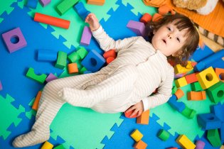 Verunka si užívá masáž stavebnicí