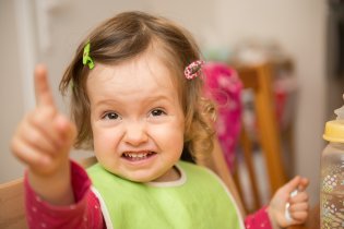 Okamžitě mi tím přestaň blejskat do obličeje!