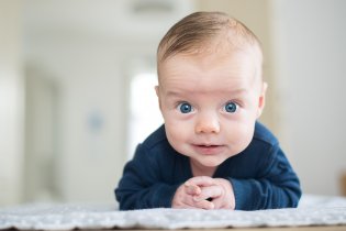 Adámek přišel na focení patřičně připraven - načesán a s naleštěnýma očima