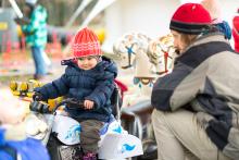 Stepovali jsme před kolotočem již pár minut před spuštěním a díky tomu získala Verča nejprestižnější stroj
