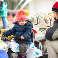 Stepovali jsme před kolotočem již pár minut před spuštěním a díky tomu získala Verča nejprestižnější stroj