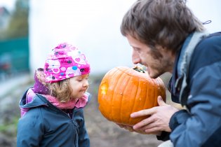 Na dýňových slavnostech v Šebrově jsme si vyřezali dýni ve tvaru Radovánka