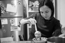 Můžeš tu česnečku prosím nalévat nějak fotogenicky?