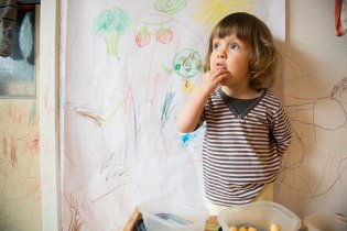 Verunce při malbě voskovkami občas ujede ruka