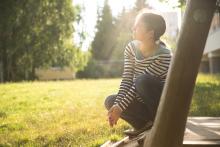 Vychutnáváme si večerní paprsky na hřišti s kladkou