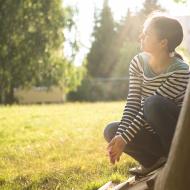 Vychutnáváme si večerní paprsky na hřišti s kladkou