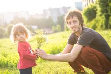 Kytici jsme stihli natrhat dřív než na naší krásnou letní louku za panelákem dorazil nelítostný Zetor