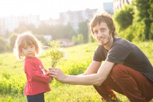 Kytici jsme stihli natrhat dřív než na naší krásnou letní louku za panelákem dorazil nelítostný Zetor
