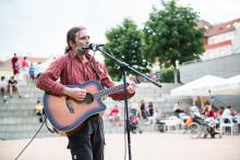 Hele, ten vypadá, že bude hrát Boba Dylana... a taky že jo!