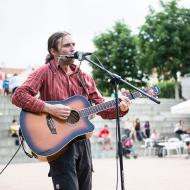 Hele, ten vypadá, že bude hrát Boba Dylana... a taky že jo!