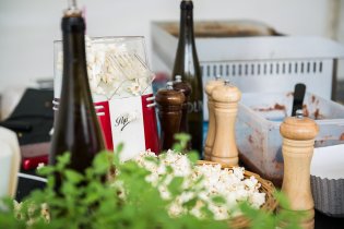 Retro popkornovač v jednom z mnoha gastro stánků