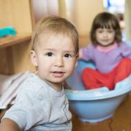 Teo si není úplně jistý, jestli si chce vlézt za Verčou do vaničky