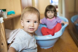 Teo si není úplně jistý, jestli si chce vlézt za Verčou do vaničky