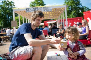 Výborný hráškový krém s bagetkou od munGO si původně objednal tatínek, ale moc mu toho nezbylo